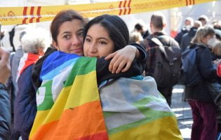 La società esiste