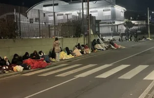 ROMA. LA FILA DEI DIRITTI A VIA PATINI, UNA PROCESSIONE SENZA SANTI