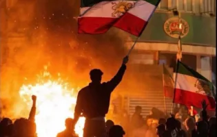 IRAN, SANAZ PARTOW: «IL REGIME IRANIANO NON SI TIRA INDIETRO, MA ALZA LA SOGLIA DELLA VIOLENZA»