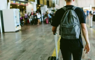 I GIOVANI LASCIANO L’ITALIA. E NON SOLO PER GUADAGNARE DI PIÙ