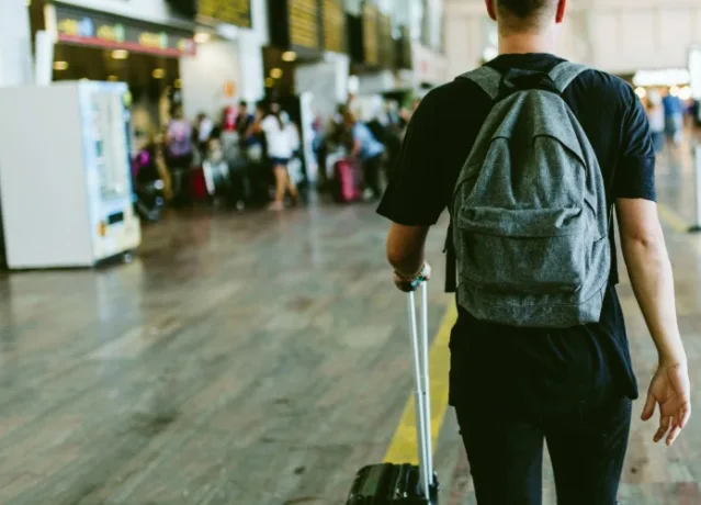 I GIOVANI LASCIANO L’ITALIA. E NON SOLO PER GUADAGNARE DI PIÙ