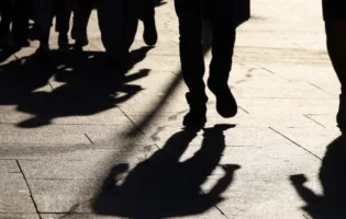 DECRETO FLUSSI, ERO STRANIERO: MENO DI DUE SU DIECI ARRIVANO AL PERMESSO DI SOGGIORNO