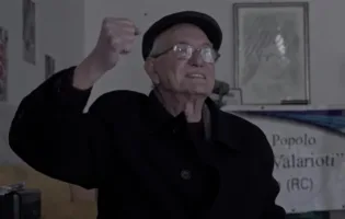 PEPPE VALARIOTI, CONTRO LA ‘NDRANGHETA CON LA SCUOLA E UN CAMPO DI FRAGOLE