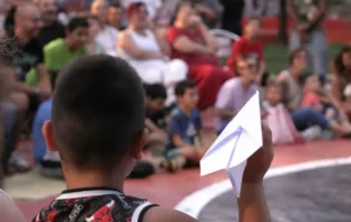 CUBO LIBRO E LA PIAZZA SIAMO NOI: QUANDO LA RIGENERAZIONE COINVOLGE LA COMUNITÀ (E METTE RADICI)