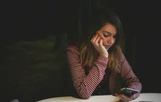 L’AI HA UN BUGIARDINO. LO STIAMO LEGGENDO?