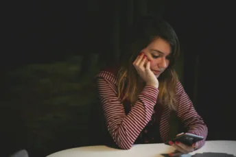 L’AI HA UN BUGIARDINO. LO STIAMO LEGGENDO?