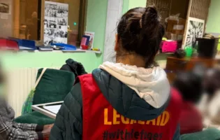 MIGRANTI, LEGAL AID: «NEL REPORT 2025 I PARADOSSI DI UN SISTEMA CHE PRODUCE IRREGOLARITÀ»