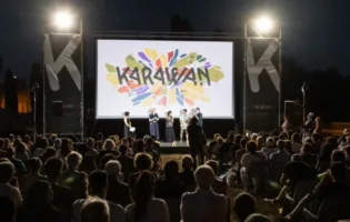 KARAWAN FEST 2026. TORNA A ROMA LA FESTA DI CINEMA, COMMEDIE E CULTURE