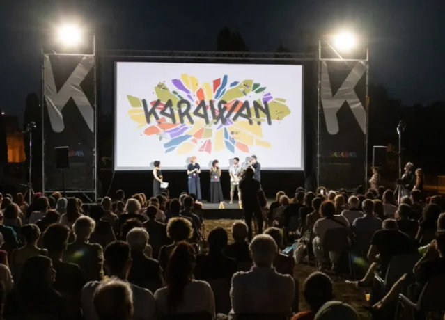 KARAWAN FEST 2026. TORNA A ROMA LA FESTA DI CINEMA, COMMEDIE E CULTURE