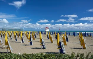 SULLA SPIAGGIA DI OSTIA SOFFIANO VENTI DI LEGALITÀ
