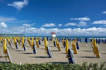SULLA SPIAGGIA DI OSTIA SOFFIANO VENTI DI LEGALITÀ