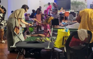 Spin Time resta sigillato: due notti in strada per centinaia di famiglie. Scatta la solidarietà del quartiere