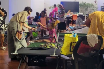 Spin Time resta sigillato: due notti in strada per centinaia di famiglie. Scatta la solidarietà del quartiere