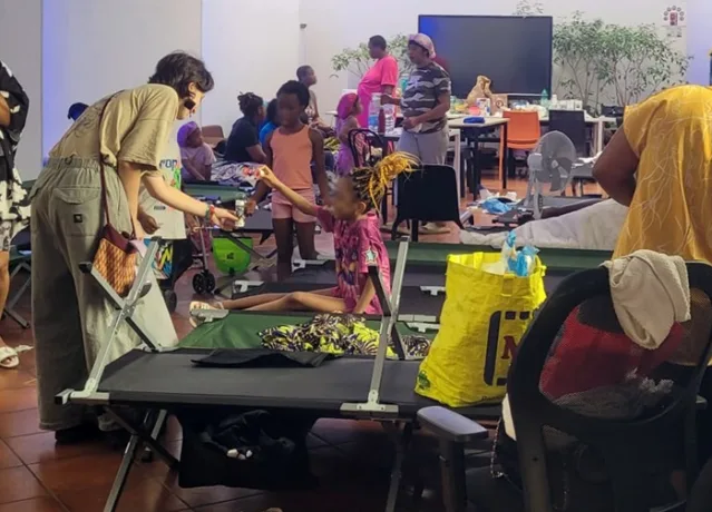 Spin Time resta sigillato: due notti in strada per centinaia di famiglie. Scatta la solidarietà del quartiere