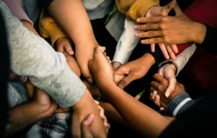 SOLITUDINE E ISOLAMENTO, ALLA CASA DELLA COMUNITÀ EROI A ROMA L’ANTIDOTO È L’AUTO MUTUO AIUTO