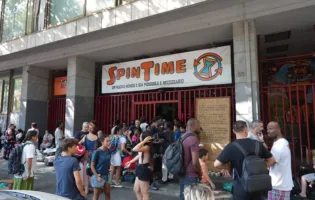 Spin Time evacuato per principio di incendio. Gli attivisti: «Una seconda notte in strada impensabile»