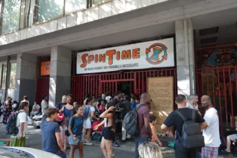 Spin Time evacuato per principio di incendio. Gli attivisti: «Una seconda notte in strada impensabile»