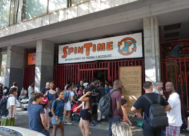 Spin Time evacuato per principio di incendio. Gli attivisti: «Una seconda notte in strada impensabile»