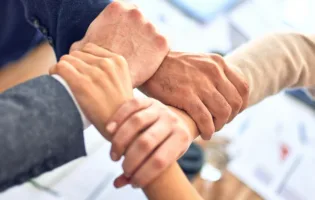 Manager e volontariato di qualità. Quando la responsabilità sociale smette di essere una vetrina e diventa responsabilità