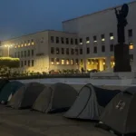 giovani in tenda